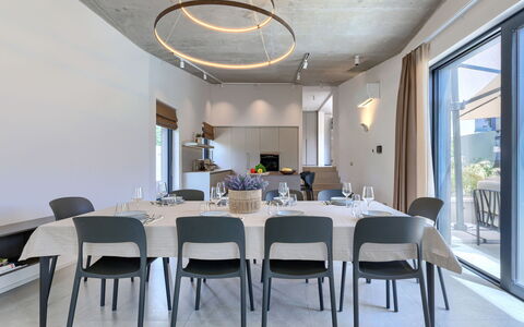 La Mari: Meubilair, Interieur Ontwerp, Stoel, Plafond, Tafel, Keuken En Eettafel, Lichte Inrichting, Flooring, Eetkamer, Verlichting