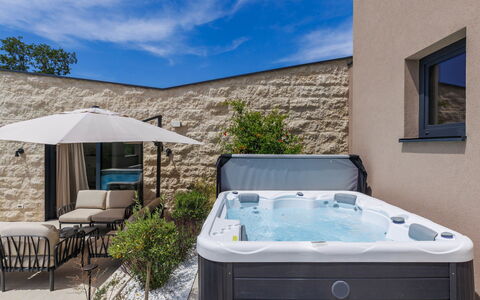 La Mari: Loodgieterswerkinrichting, Bad, Meubilair, Zwembad, Toevlucht, Buitenmeubels, Jacuzzi, Stoel, Kamerplant