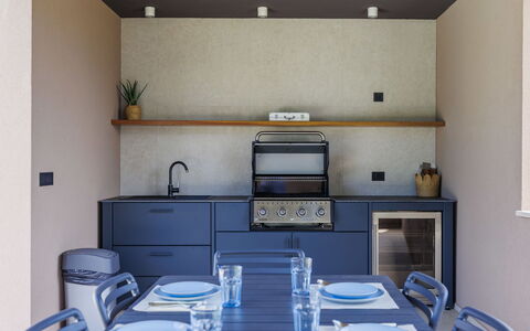 La Mari: Keuken, Interieur Ontwerp, Meubilair, Countertop, Toestel Van De Keuken, Hout, Flooring, Cabinetry, Verlichting, Fornuis