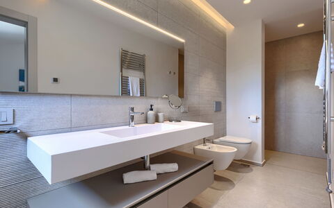 La Mari: Badkamer, Loodgieterswerkinrichting, Flooring, Wastafel In De Badkamer, Interieur Ontwerp, Wastafel, Spiegel, Verdieping, Kraan, Plafond