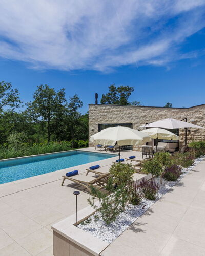 La Mari: Zwembad, Samengesteld Materiaal, Landgoed, Tuin, Flagstone, Schaduw, Landscaping, Beton, Binnenplaats, Villa