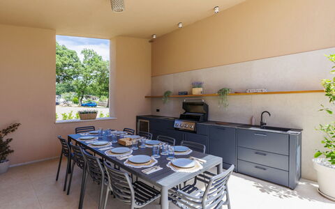 Sola: Meubilair, Stoel, Flooring, Tafel, Keuken En Eettafel, Verdieping, Countertop, Keuken, Schaduw, Restaurant