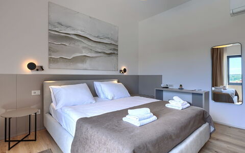 Sola: Interieur Ontwerp, Flooring, Verdieping, Meubilair, Slaapkamer, Bed, Plafond, Huis, Kussen Gooien, Kamer