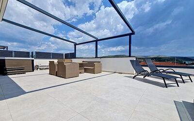 Trogir Okrug Gornji 326: Flooring, Verdieping, Samengesteld Materiaal, Buitenmeubels, Stoel, Schaduw, Tegel, Ontwerp, Zwembad, Dek