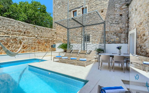 Villa Majestic: Zwembad, Samengesteld Materiaal, Toevlucht, Tegel, Buitenmeubels, Villa, Flagstone, Hotel, Eco Hotel