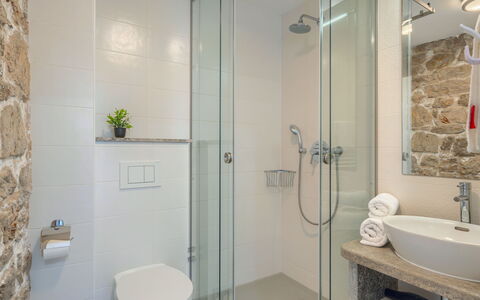 Villa Majestic: Badkamer, Wastafel In De Badkamer, Loodgieterswerkinrichting, Interieur Ontwerp, Wastafel, Flooring, Verdieping, Kraan, Toilet, Spiegel