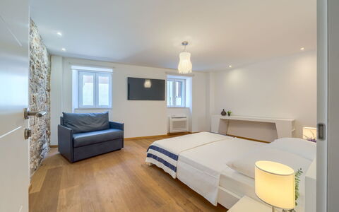 Villa Majestic: Interieur Ontwerp, Plafond, Flooring, Hout, Verdieping, Meubilair, Kamer, Verlichting, Bed, Slaapkamer