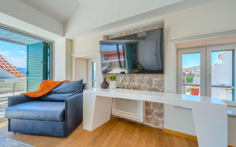 Villa Majestic: Hout, Flooring, Interieur Ontwerp, Verdieping, Appartement, Zee, Plafond, Oceaan, Beits, Stoel
