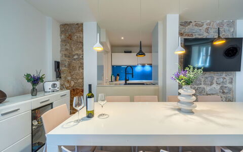 Villa Majestic: Meubilair, Interieur Ontwerp, Keuken, Flooring, Muur, Countertop, Lichte Inrichting, Plafond, Hout, Verdieping