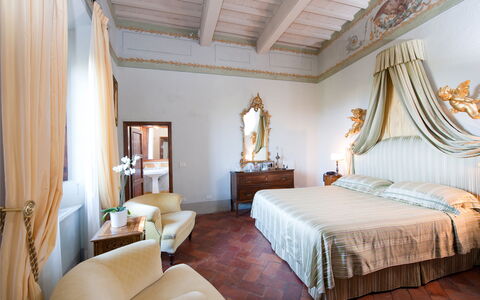 Castello di Cabbiavoli: Slaapkamer, Meubilair, Interieur Ontwerp, Bed, Bed Frame, Bedding, Laken, Huis, Lamp, Linens