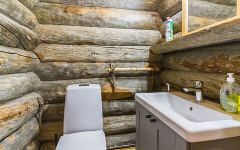 Mäkikelo: Hout, Flooring, Wc Bril, Loodgieterswerkinrichting, Verdieping, Toilet, Badkamer, Loodgieter, Plafond, Wastafel