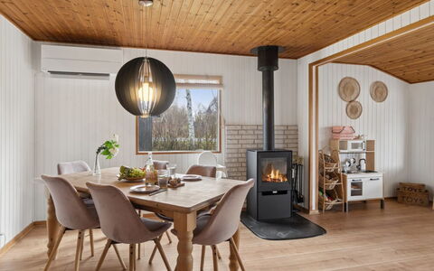 Ansberga - 3.2Km to the Fjord: Meubilair, Flooring, Interieur Ontwerp, Hout, Verdieping, Houten Vloer, Plafond, Verlichting, Woonkamer, Huis