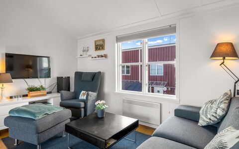 Björk - 10M from the Sea: Meubilair, Bankstel, Interieur Ontwerp, Woonkamer, Flooring, Verdieping, Kamer, Plafond, Appartement