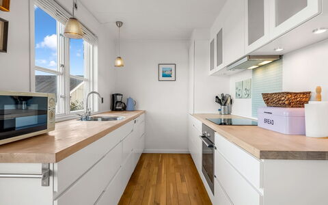 Björk - 10M from the Sea: Countertop, Keuken, Cabinetry, Flooring, Interieur Ontwerp, Meubilair, Verdieping, Toestel Van De Keuken, Hout, Major Appliance