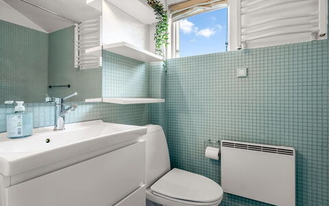 Björk - 10M from the Sea: Muur, Interieur Ontwerp, Badkamer, Flooring, Loodgieterswerkinrichting, Toilet, Wc Bril, Verdieping, Wastafel, Tegel