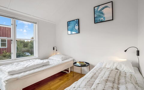 Björk - 10M from the Sea: Slaapkamer, Bed, Laken, Plafond, Verdieping, Bedding, Bed Frame, Houten Vloer, Hoofdkussen, Linens