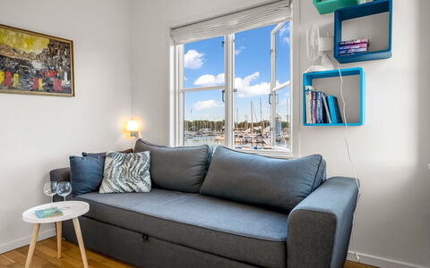 Björk - 10M from the Sea: Meubilair, Interieur Ontwerp, Bankstel, Flooring, Verdieping, Woonkamer, Kamer, Appartement, Tafel, Huis