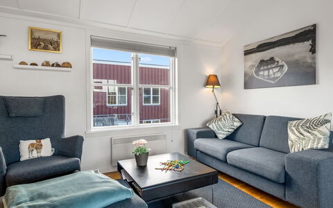 Björk - 10M from the Sea: Meubilair, Bankstel, Interieur Ontwerp, Woonkamer, Appartement, Huis, Verdieping, Flooring, Kamer