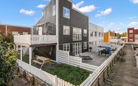 Björk - 10M from the Sea: Hout, Stedelijk Ontwerp, Samengesteld Materiaal, Appartement, Siding, Ontwerp, Plank, Hardwood, Balkon