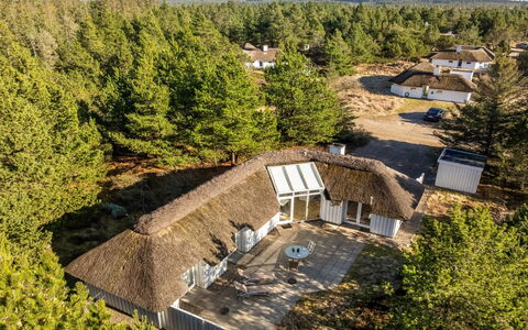Udder - 1.3Km from the Sea: Meubilair, Interieur Ontwerp, Hout, Plafond, Flooring, Verdieping, Houten Vloer, Keuken En Eettafel, Tafel, Lichte Inrichting