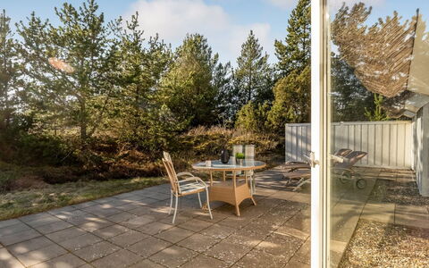 Udder - 1.3Km from the Sea: Meubilair, Interieur Ontwerp, Hout, Plafond, Flooring, Verdieping, Houten Vloer, Keuken En Eettafel, Tafel, Lichte Inrichting