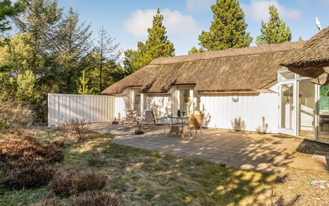 Udder - 1.3Km from the Sea: Meubilair, Interieur Ontwerp, Hout, Plafond, Flooring, Verdieping, Houten Vloer, Keuken En Eettafel, Tafel, Lichte Inrichting