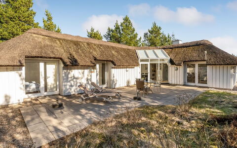 Udder - 1.3Km from the Sea: Meubilair, Interieur Ontwerp, Hout, Plafond, Flooring, Verdieping, Houten Vloer, Keuken En Eettafel, Tafel, Lichte Inrichting