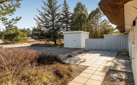Udder - 1.3Km from the Sea: Meubilair, Interieur Ontwerp, Hout, Plafond, Flooring, Verdieping, Houten Vloer, Keuken En Eettafel, Tafel, Lichte Inrichting