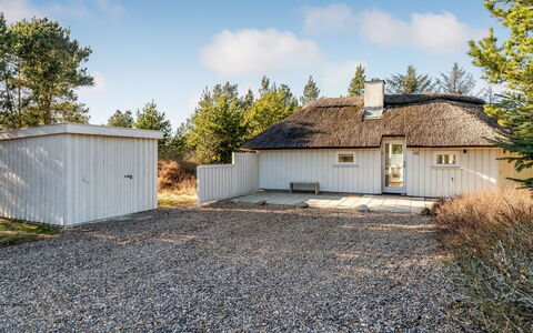 Udder - 1.3Km from the Sea: Meubilair, Interieur Ontwerp, Hout, Plafond, Flooring, Verdieping, Houten Vloer, Keuken En Eettafel, Tafel, Lichte Inrichting