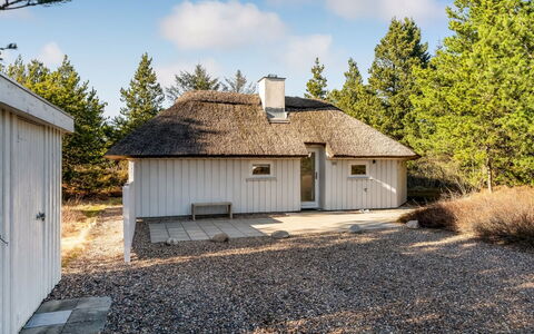 Udder - 1.3Km from the Sea: Meubilair, Interieur Ontwerp, Hout, Plafond, Flooring, Verdieping, Houten Vloer, Keuken En Eettafel, Tafel, Lichte Inrichting