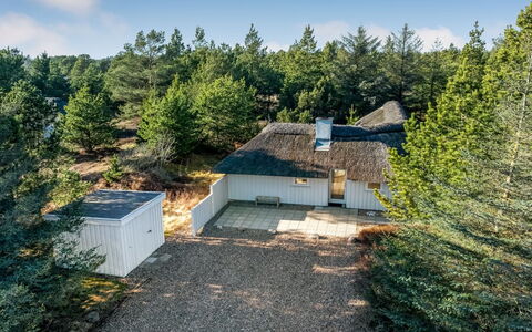 Udder - 1.3Km from the Sea: Meubilair, Interieur Ontwerp, Hout, Plafond, Flooring, Verdieping, Houten Vloer, Keuken En Eettafel, Tafel, Lichte Inrichting