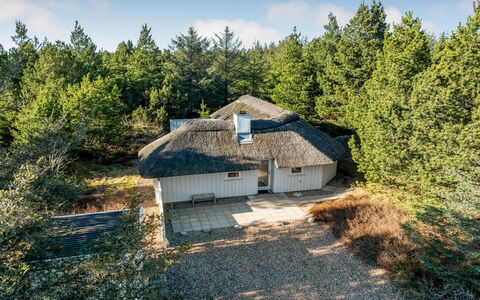 Udder - 1.3Km from the Sea: Meubilair, Interieur Ontwerp, Hout, Plafond, Flooring, Verdieping, Houten Vloer, Keuken En Eettafel, Tafel, Lichte Inrichting