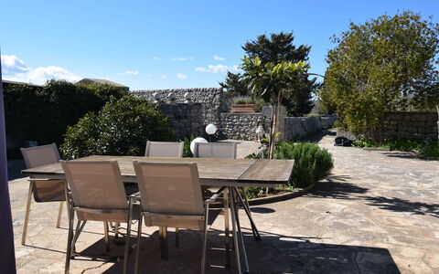 Villa Il Carato, Private Pool, Modica: Meubilair, Buitenmeubels, Tafel, Stoel, Buitentafel, Schaduw, Flagstone, Tuin, Keuken En Eettafel, Bloempot