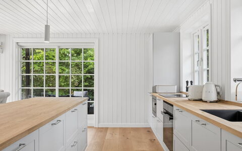Har - 685M from the Sea: Flooring, Hout, Keuken, Countertop, Verdieping, Interieur Ontwerp, Cabinetry, Plafond, Meubilair, Houten Vloer