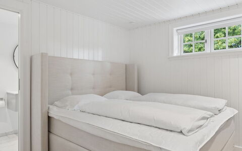 Har - 685M from the Sea: Slaapkamer, Bed, Flooring, Verdieping, Bedding, Laken, Bed Frame, Linens, Matras, Hardwood