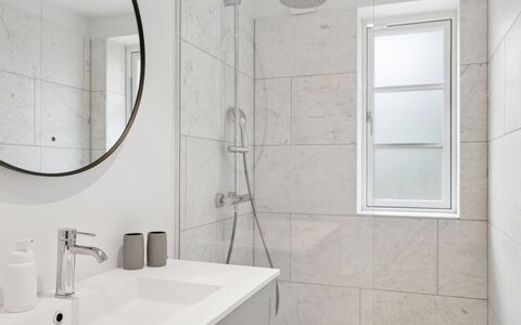 Har - 685M from the Sea: Badkamer, Loodgieterswerkinrichting, Muur, Flooring, Interieur Ontwerp, Verdieping, Wastafel In De Badkamer, Wastafel, Spiegel, Kraan
