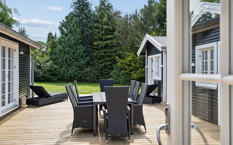 Har - 685M from the Sea: Hout, Veranda, Huis, Deur, Buitenmeubels, Meubilair, Dek, Stoel, Verblijf, Buitentafel