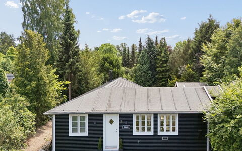 Har - 685M from the Sea: Gebouw, Dak, Huis, Hout, Huis, Verblijf, Siding, Struik, Woongebied, Deur