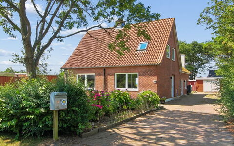 Milan - 20Km from the Sea: Dak, Huis, Huis, Verblijf, Deur, Siding, Landgoed, Gazon, Werf, Veranda