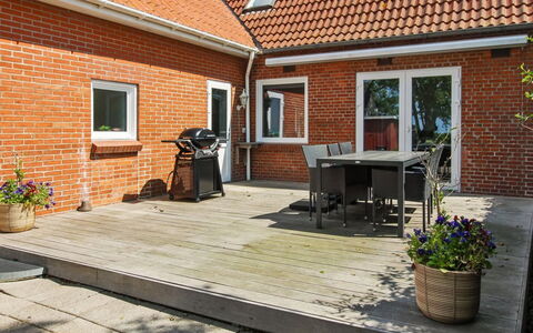 Milan - 20Km from the Sea: Dak, Huis, Huis, Verblijf, Deur, Siding, Landgoed, Gazon, Werf, Veranda