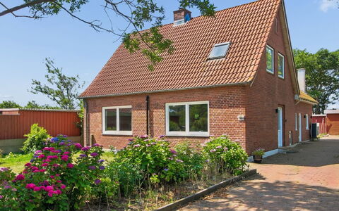 Milan - 20Km from the Sea: Dak, Huis, Huis, Verblijf, Deur, Siding, Landgoed, Gazon, Werf, Veranda