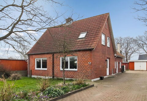 Milan - 20Km from the Sea: Muur, Gebouw, Venster, Huis, Dak, Huis, Woongebied, Verblijf, Architectuur, Deur