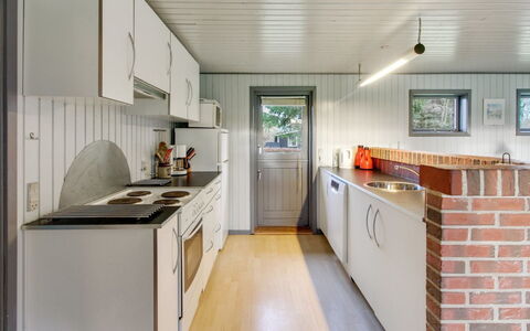 Kate - 700M to the Fjord: Hout, Flooring, Plafond, Verdieping, Interieur Ontwerp, Keuken, Countertop, Kamer, Beits, Hardwood