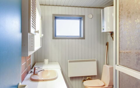 Kate - 700M to the Fjord: Muur, Loodgieterswerkinrichting, Wastafel In De Badkamer, Flooring, Hout, Verdieping, Wastafel, Badkamer, Interieur Ontwerp, Toilet