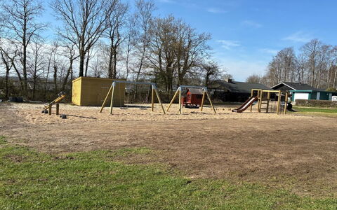 Danail - 250M from the Sea: Boom, Speeltoestel, Openbare Ruimte, Plain, Dia Van De Speelplaats, Land Lot, Menselijke Nederzetting, Park, Speelplaats, Bodem