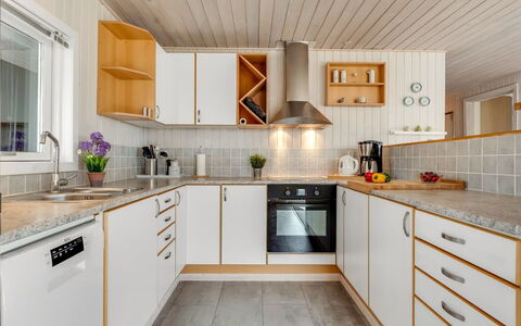 Danail - 250M from the Sea: Keuken, Countertop, Hout, Flooring, Toestel Van De Keuken, Interieur Ontwerp, Major Appliance, Cabinetry, Plafond, Verdieping