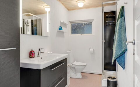 Danail - 250M from the Sea: Loodgieterswerkinrichting, Badkamer, Flooring, Wastafel In De Badkamer, Wastafel, Interieur Ontwerp, Verdieping, Badkamerkast, Kraan, Spiegel