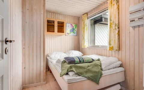 Danail - 250M from the Sea: Slaapkamer, Bed, Hout, Interieur Ontwerp, Verdieping, Laken, Flooring, Bedding, Plafond, Kamer