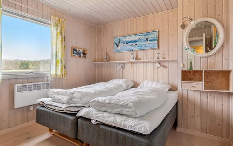 Danail - 250M from the Sea: Hout, Slaapkamer, Meubilair, Bed, Interieur Ontwerp, Laken, Bedding, Bed Frame, Plafond, Kamer