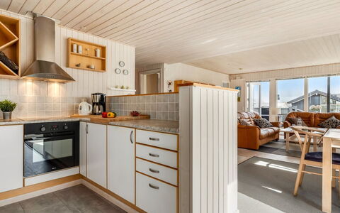 Danail - 250M from the Sea: Flooring, Hout, Verdieping, Interieur Ontwerp, Keuken, Plafond, Countertop, Meubilair, Houten Vloer, Cabinetry
